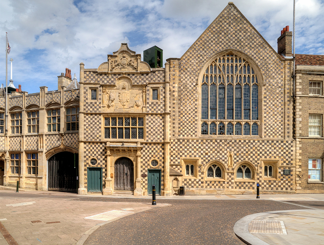King’s Lynn Guildhall. Although the surviving building is later than John de Welle’s account, it represents the borough’s civic world: the world of accounts, tallages, claims, and payments.
David Dixon / King’s Lynn Guild Hall / CC BY-SA 2.0.
