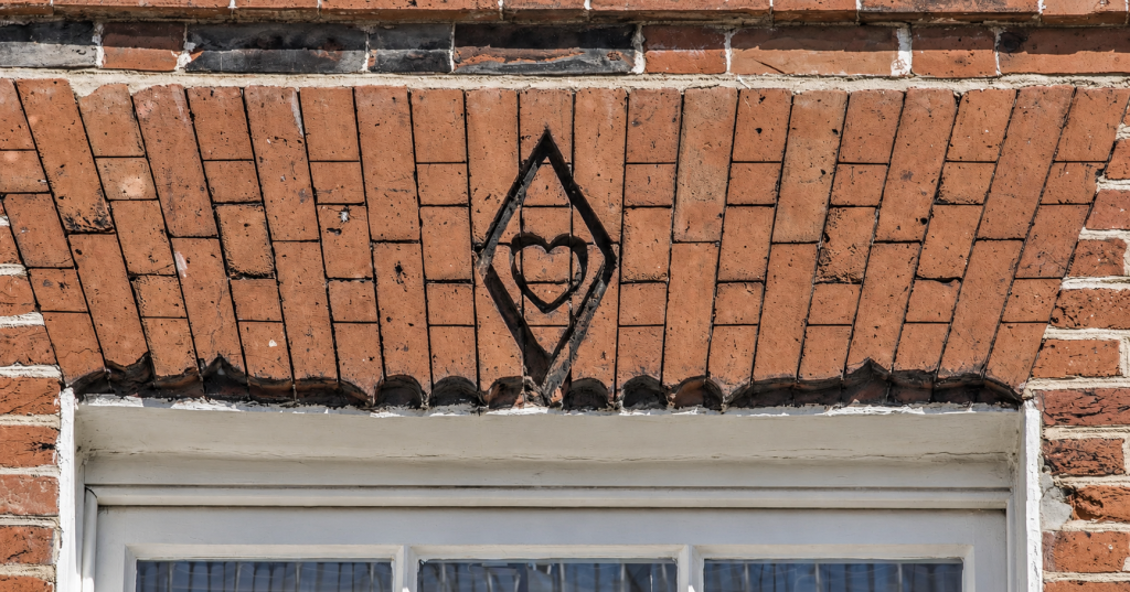 The so-called Witch’s Heart. The present brick façade dates from about 1720, around 130 years after Margaret Read’s alleged execution.
