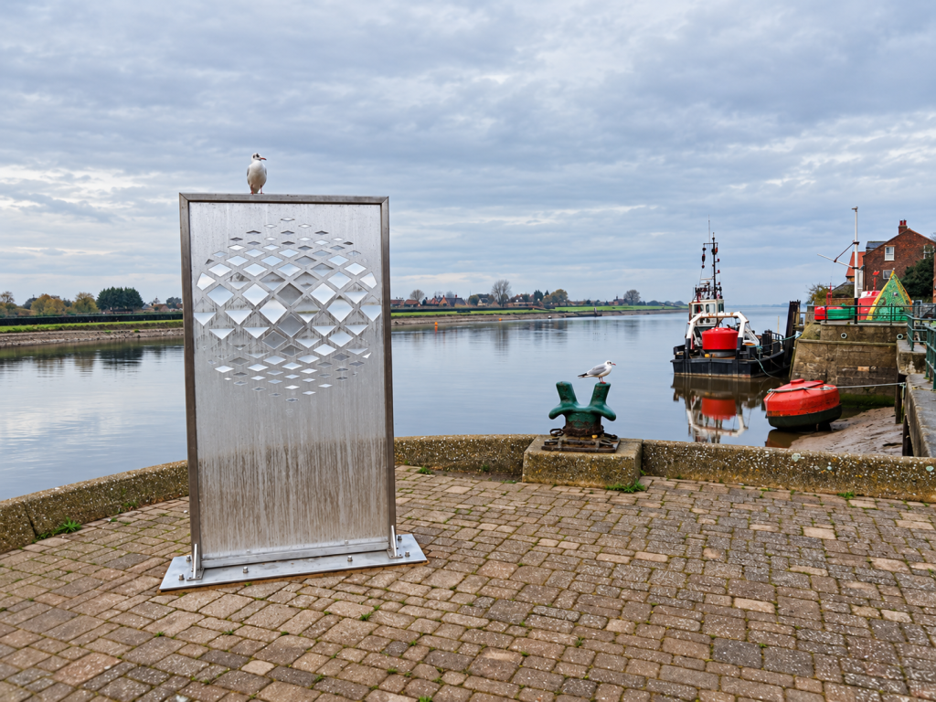 Archilense uses magnifying lenses to fragment views of the river and surrounding buildings. 
Source: Martin Pearman