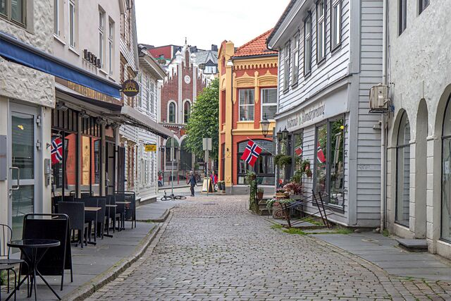Hollendergaten. The street follows a medieval line and was originally called Engelskmannstretet, “Englishmen’s Street”.